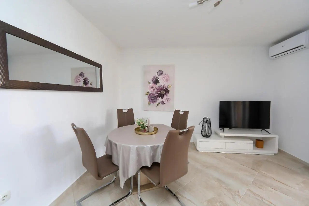 Apartment Alfonso بيبينيا 0*,